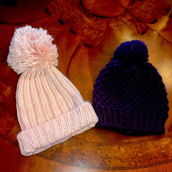 Pompom‎ hat - Picture 1 of 3